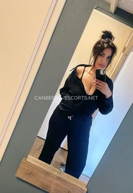 Canberra escorts Abril — 2